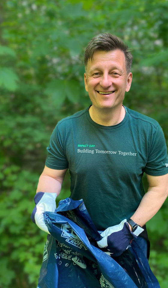 Empleado de Prologis sonriendo en un IMPACT Day Empleado de Prologis sonriendo en un IMPACT Day