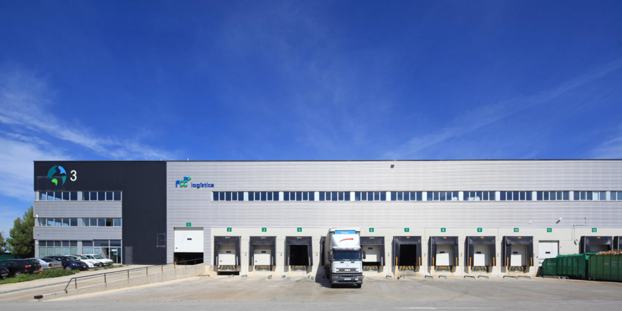 The image shown is industrial warehouse, La Granada DC3, located in Barcelona, Spain.