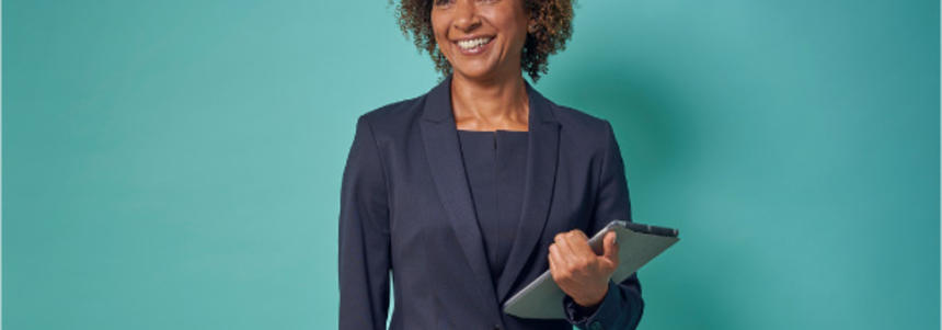 Made in Prologis - Surprises Woman holding a tablet