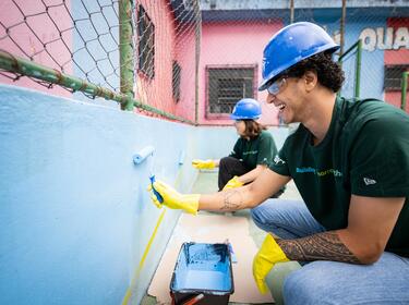 Empleados de Prologis voluntarios en la escuela de pintura del IMPACT Day