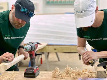 Dos empleados de Prologis lijando madera para un proyecto de un IMPACT Day Dos empleados de Prologis lijando madera para un proyecto de un IMPACT Day