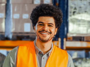 Hombre sonriendo en un almacén Hombre sonriendo en un almacén