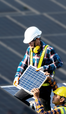 Trabajadores de soluciones de Prologis Energy and Sustainability instalando paneles solares Trabajadores de soluciones de Prologis Energy and Sustainability instalando paneles solares