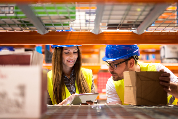 Trabajadores haciendo inventario Trabajadores haciendo inventario