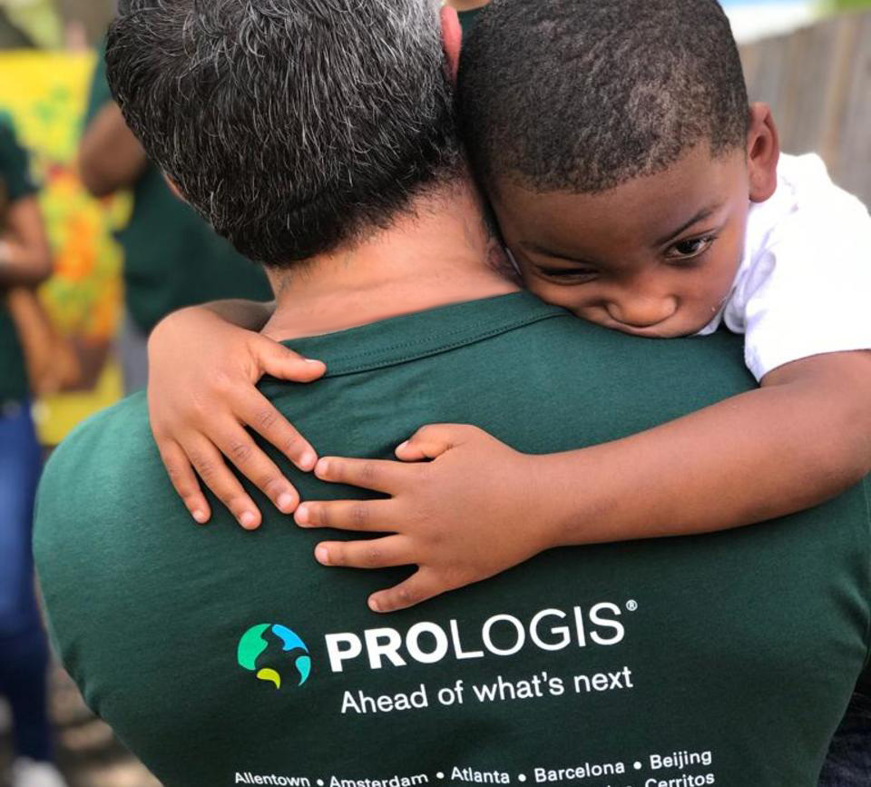 Un niño abraza a un empleado de Prologis en un IMPACT Day Un niño abraza a un empleado de Prologis en un IMPACT Day